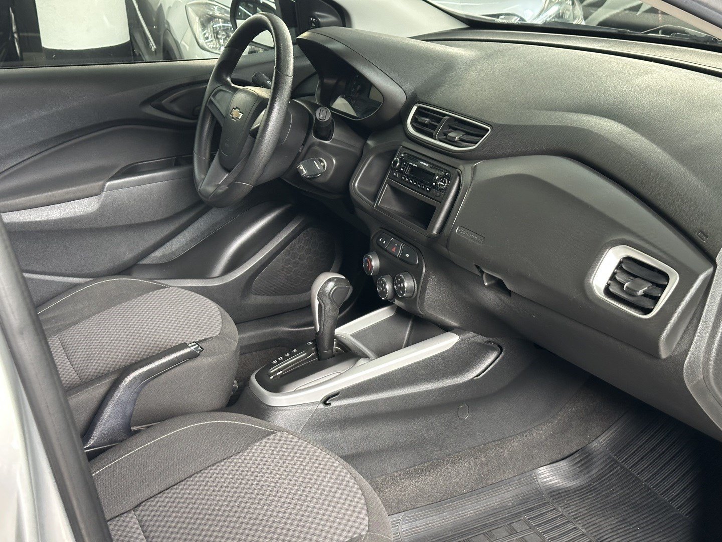 CHEVROLET ONIX 1.4 MPFI ADVANTAGE 8V FLEX 4P AUTOMÁTICO